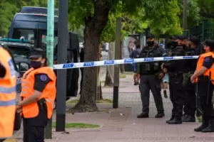Vecinos recibieron al grito de "asesinos" a los policas durante la reconstruccin