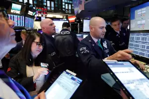 La Bolsa sube 5% y los bonos ganan 4% con impulso de la negociacin con el FMI