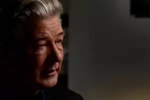 "Yo no apret el gatillo": Alec Baldwin llor en su primera entrevista tras la tragedia de "Rust"