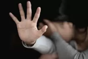 Abus de una adolescente y, cuando la polica fue a detenerlo, atent contra su vida