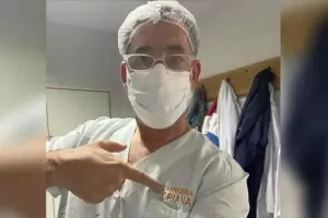 Un cirujano tuvo que usar un ambo con el logo de una carnicer�a para operar