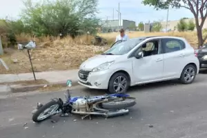 Choc con un auto, perdi el control e impact con otro que estaba estacionado