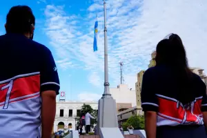 En un emotivo acto, egresados de Educacin Especial izaron la bandera