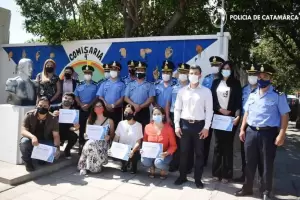 Efectivos policiales inauguraron un mural de lengua de seas