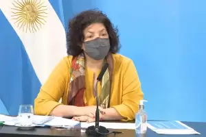 Carla Vizzotti se convirti en tendencia en redes luego de encabezar un acto con una bota de diferente color