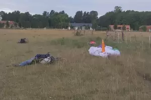 Un hombre muri� y otro est� grave al chocar dos parapentes en La Plata