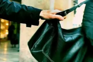 Le arrebat desde una motocicleta