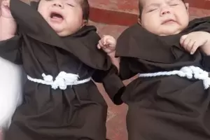 Nacieron el da de la beatificacin de Fray Mamerto y fueron bautizados con el hbito franciscano