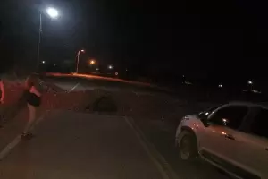 Choc contra un montculo de ripio y denunci a Vialidad Provincial