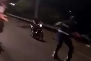 Picadas ilegales: un motociclista pide "que se haga justicia" porque lo voltearon de la moto con un palo