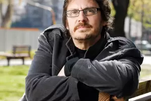 Se equivoc de contacto y le pidi a Felipe Pigna que le corte el pasto