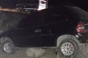 Un auto perdi el control e impact en la banquina