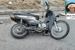 Un adolescente muri al derrapar con su moto y chocar contra un poste de la luz