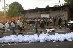 49 muertos y decenas de heridos por el vuelco de un cami�n que trasladaba inmigrantes ilegales en M�xico