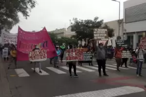 Vecinos del asentamiento La Laguna se manifiestan para evitar el desalojo