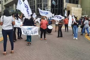 Protesta cntrica: trabajadores de Hacienda cortaron calle en reclamo de adicionales