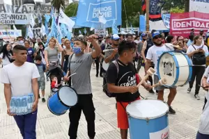 Miles de personas llegan a la Plaza de Mayo para los festejos del Da de la Democracia