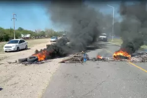 Estudiantes cortan ruta 20 porque les prohben la cena de egresados