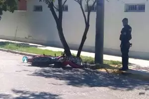 Capital: un automovilista choc� a una moto y escap� del lugar