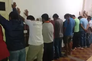 Ria de gallos: Detienen a quince sujetos, secuestran cinco gallos e incautan ms de $59 mil