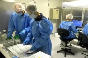 Para la OMS, la variante micron sera ms transmisible que la Delta, pero con cuadros menos graves