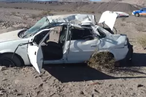 Un hombre result lesionado tras el vuelco de su auto