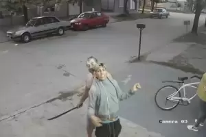 A punta de machete oblig al ladrn a mostrar su rostro ante la cmara y le hizo devolver lo que haba robado