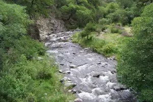 Un hombre cay al ro y result con lesiones