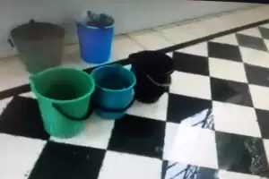 Con cada lluvia, regresan las goteras en el interior de la Casa Natal de Esqui