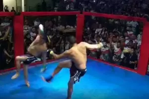 Inslito: un alcalde y un ex concejal boxearon en un ring por las crticas que le hizo a su mandato