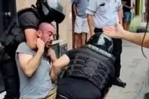 Estacion mal y quiso escapar para evitar la multa: lo detuvieron en medio de golpes e insultos