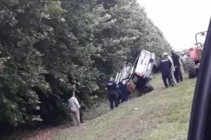 Un mvil policial volc en el interior de la provincia