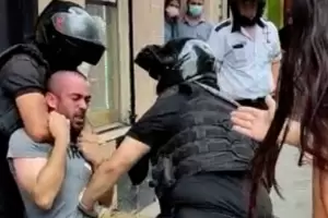 Uno de los policas que golpe al hombre que estacion mal su camioneta haba consumido cocana