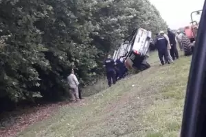 Un hombre y una mujer murieron al volcar espectacularmente la camioneta en la que viajaban