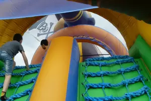 Vol un castillo inflable durante una fiesta escolar y murieron cinco nios