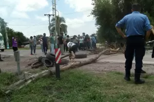 Becados cortan Ruta 64 en reclamo de estabilidad laboral