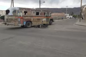 Muri motociclista arrollado por un micro