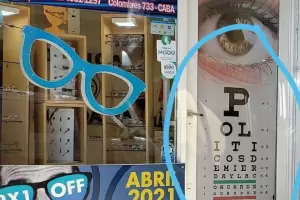 El desopilante cartel de una ptica de Boedo contra los polticos que causa sensacin