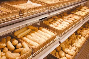 El Gobierno acord congelar el precio del pan y la harina hasta fin de ao