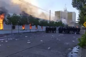 Manifestantes incendiaron la Casa de Gobierno de Chubut por la aprobacin de la Ley de megaminera