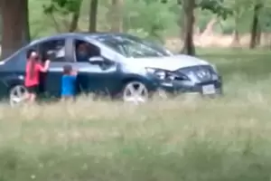 Una pareja fue denunciada por obligar a sus hijos a bajar del auto para mantener relaciones sexuales