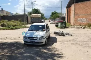 Un hombre lesionado en un choque entre una moto y un auto