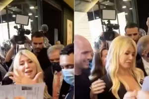 Wanda Nara recibi� el CV de una fan en la presentaci�n de su local y la contrat�