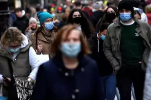 Nueva ola de COVID-19: crecen las restricciones por el avance de micron y la presin sobre los no vacunados