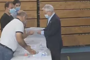 Elecciones en Chile: el blooper de Piera al momento de votar