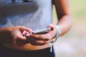 Le arrebataron el celular