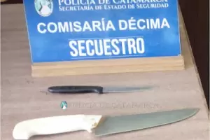 Detienen a un hombre y secuestran dos cuchillos