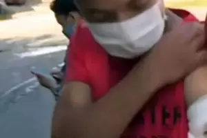 Un hombre bale a su vecino de 19 aos porque le molestaba que jugara a la pelota y se atrincher