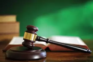 Tena tres trabajos a tiempo completo, pero fue descubierto y ahora debe pagar una costosa suma