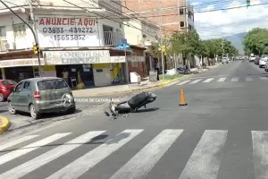 Un choque entre un auto y una moto dej� dos heridos